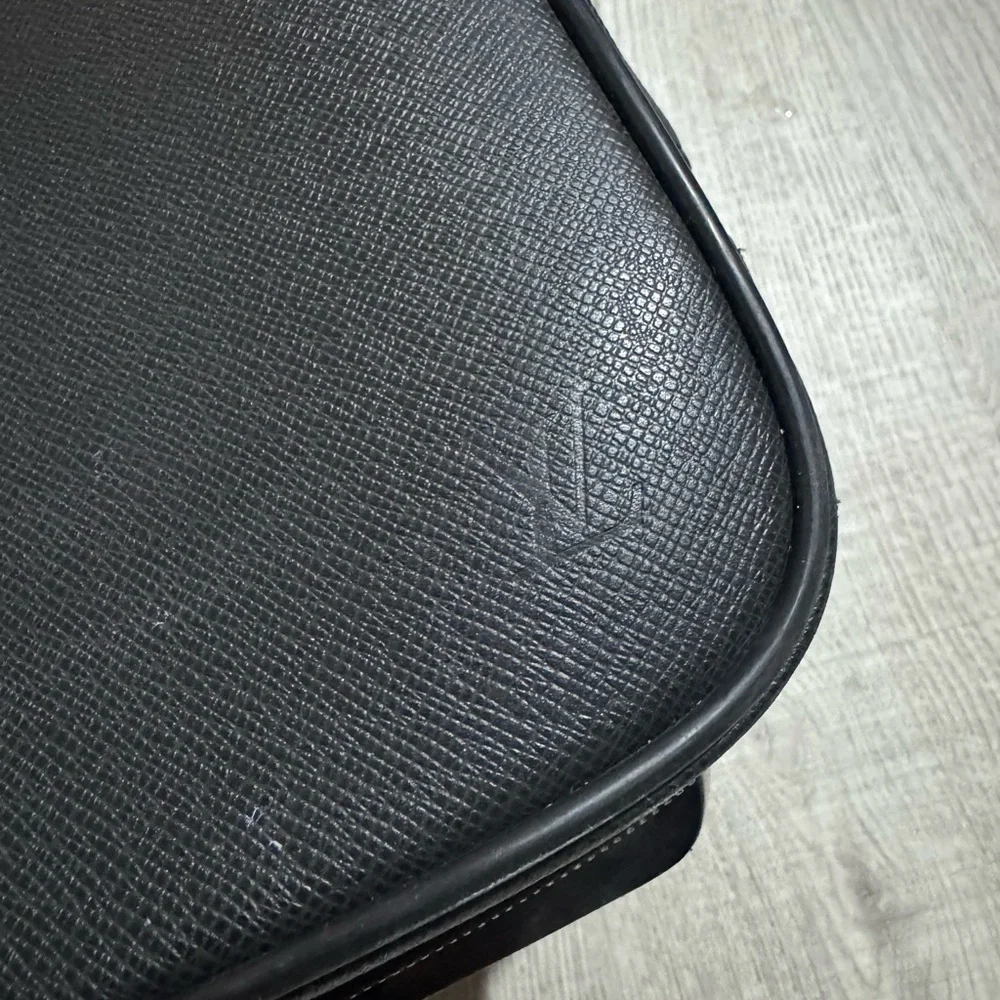LOUIS VUITTON Taiga Pégase Business 55